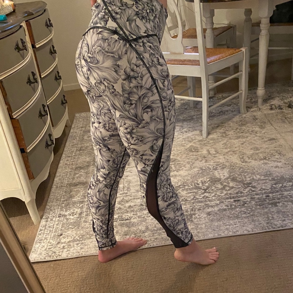 Lululemon Leggings Size 6 Train Times!